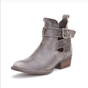 Very Volatile Fiery leather charcoal ankle bootie size 7.5
